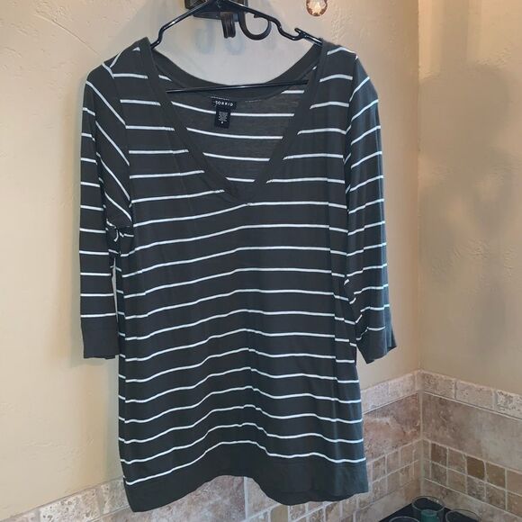 Torrid 3/4 Striped V Neck Tee Top Shirt Green 0X - Picture 2 of 3